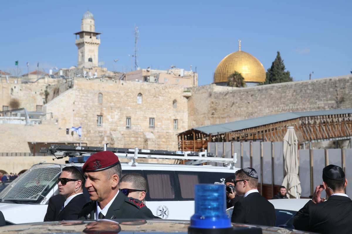 זה שיוצא וזה שנכנס: הרמטכ"לים בכותל • תיעוד