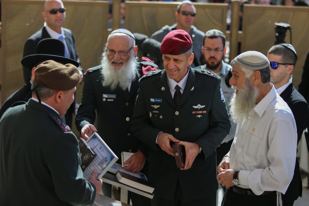 זה שיוצא וזה שנכנס: הרמטכ"לים בכותל • תיעוד