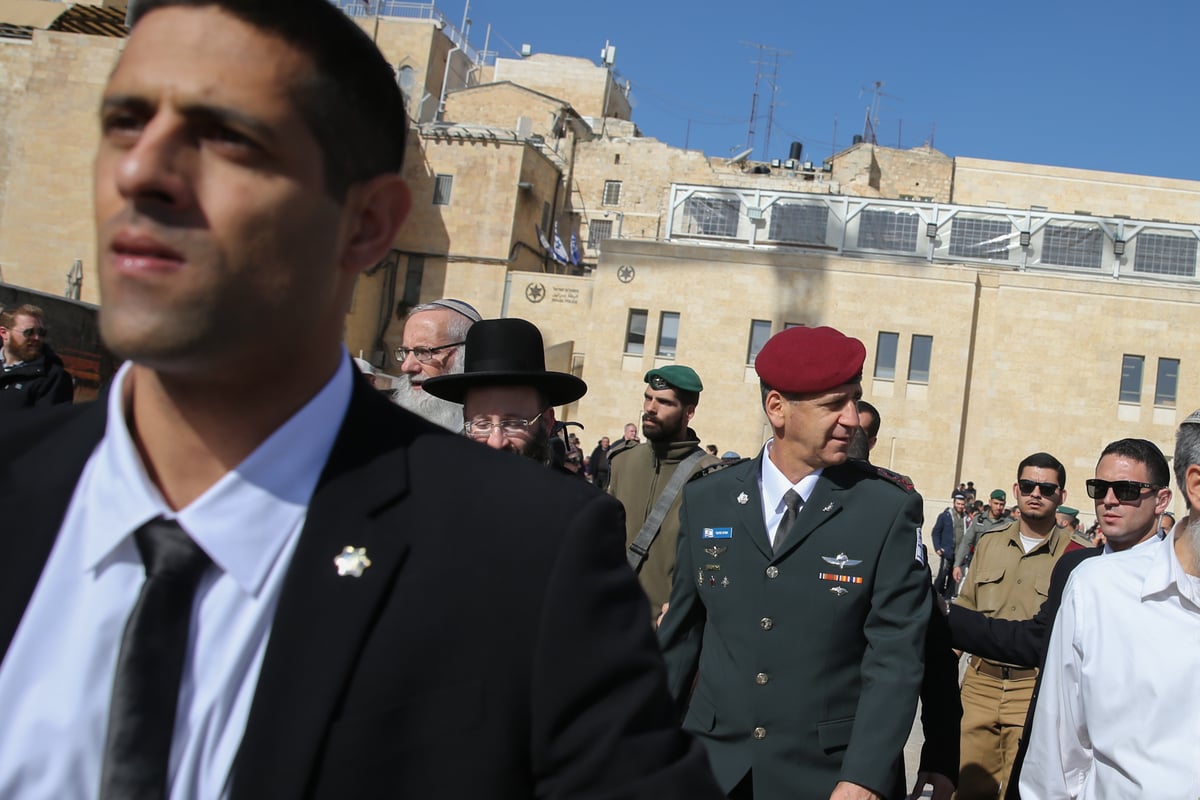 זה שיוצא וזה שנכנס: הרמטכ"לים בכותל • תיעוד