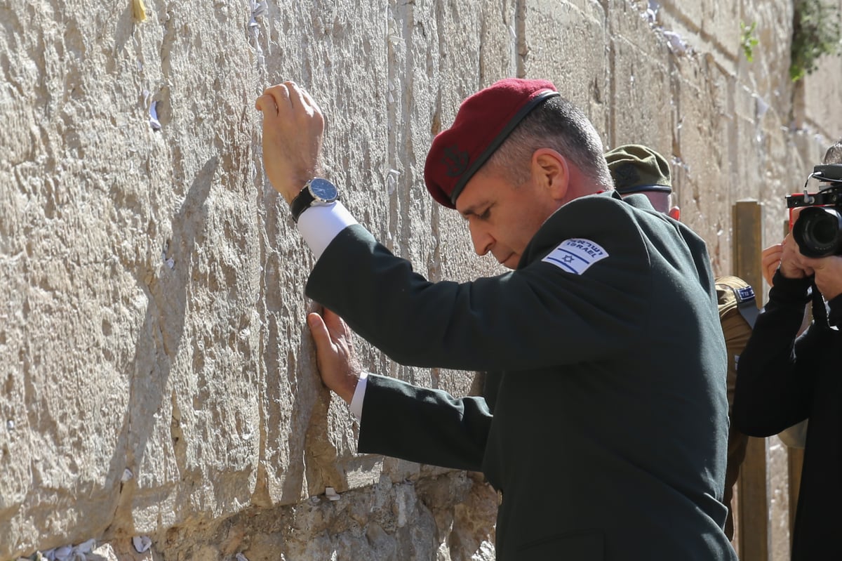 זה שיוצא וזה שנכנס: הרמטכ"לים בכותל • תיעוד