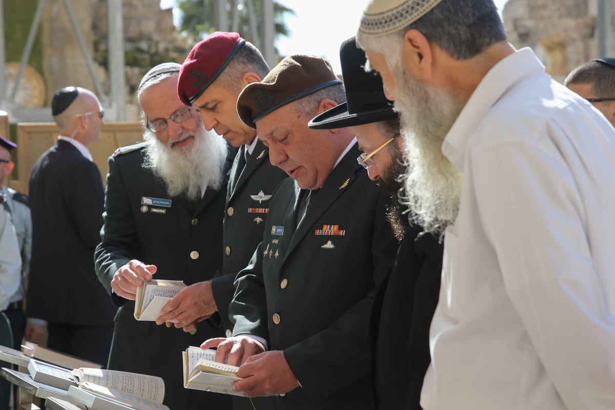 זה שיוצא וזה שנכנס: הרמטכ"לים בכותל • תיעוד