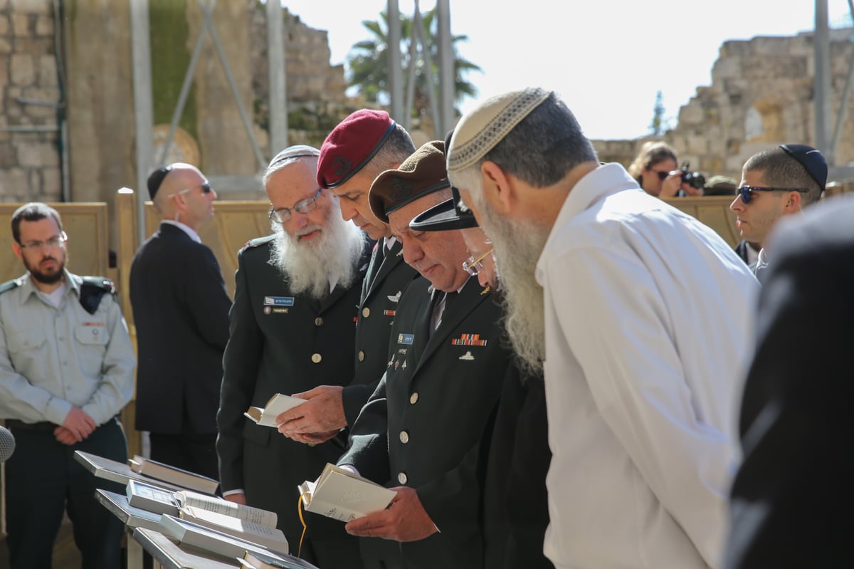 זה שיוצא וזה שנכנס: הרמטכ"לים בכותל • תיעוד