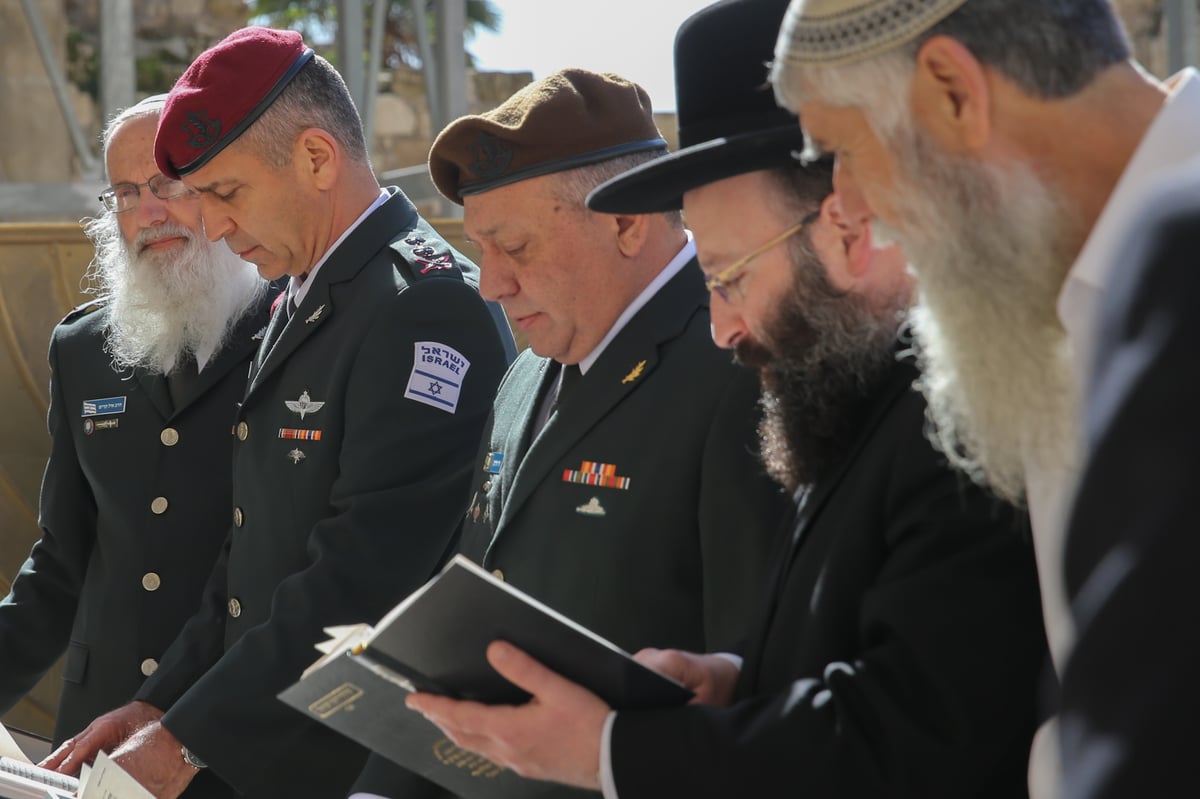 זה שיוצא וזה שנכנס: הרמטכ"לים בכותל • תיעוד