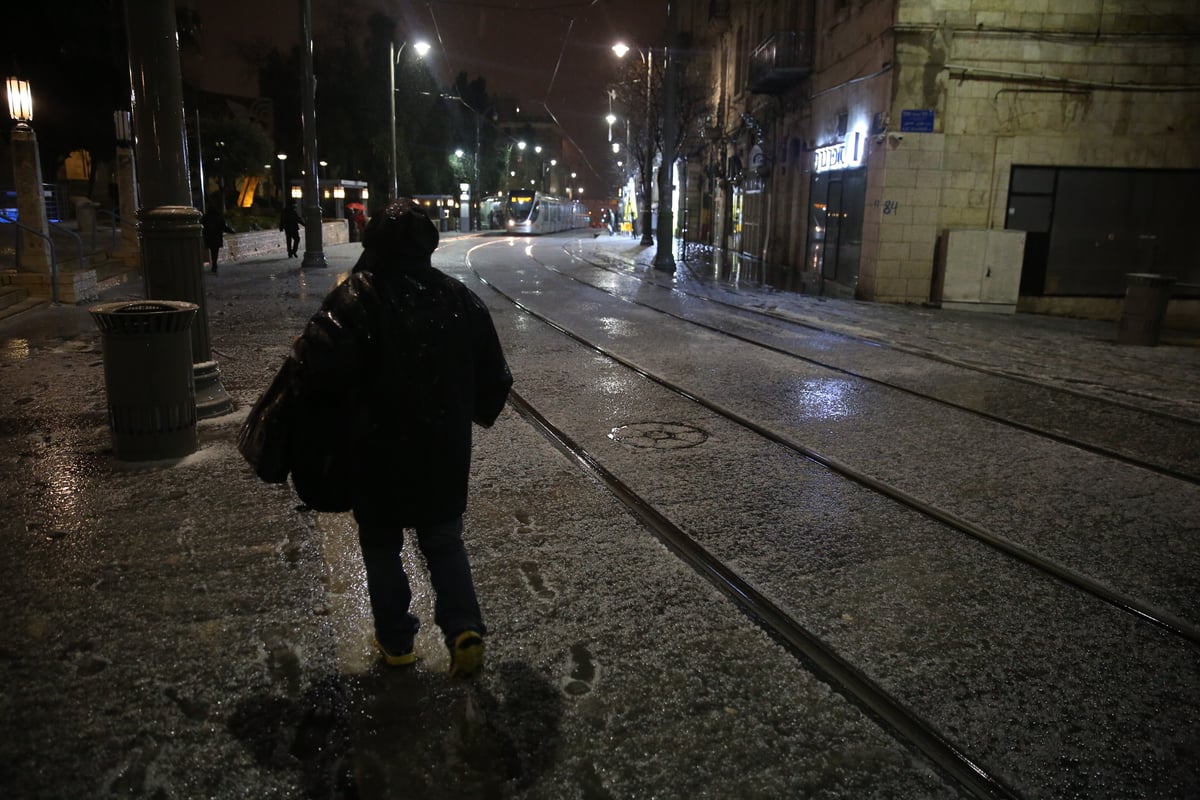 השלג כבר הגיע לירושלים - וחסם את הדרכים לביתר עילית