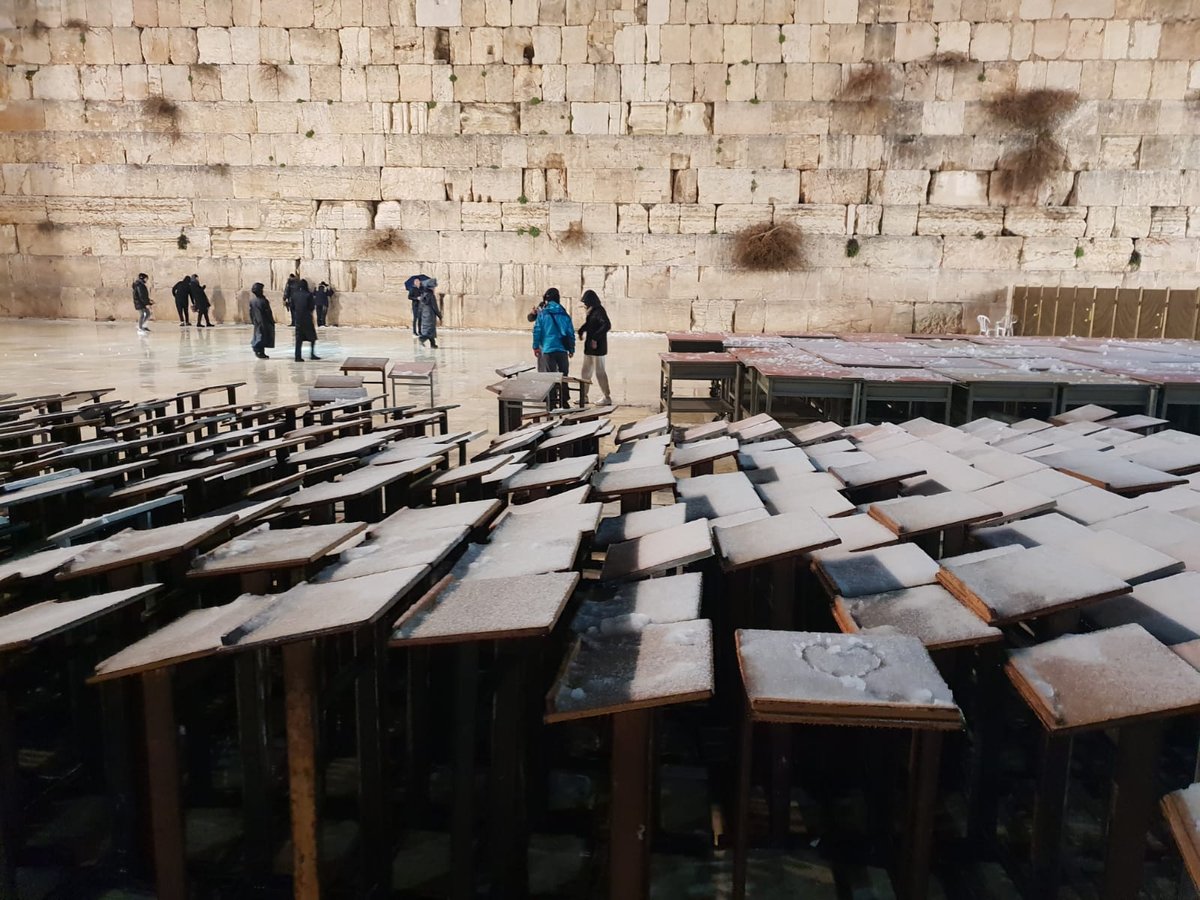 אכזבה לבאי הכותל המערבי: השלג נערם, אך מיד התמוסס