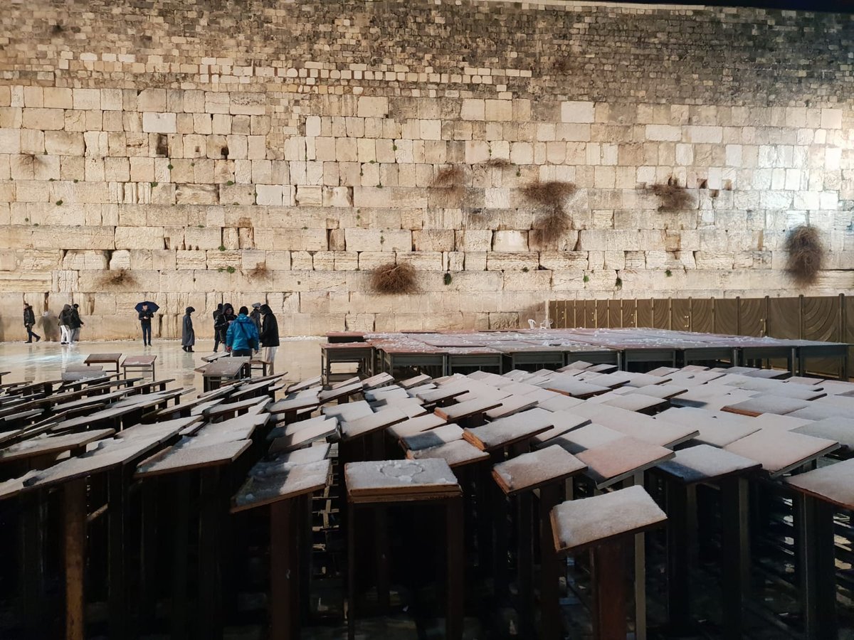 אכזבה לבאי הכותל המערבי: השלג נערם, אך מיד התמוסס