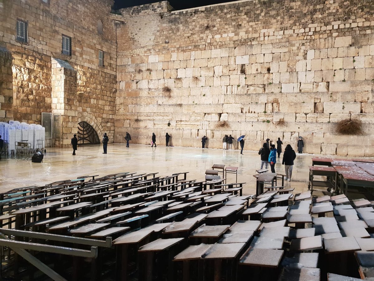 אכזבה לבאי הכותל המערבי: השלג נערם, אך מיד התמוסס