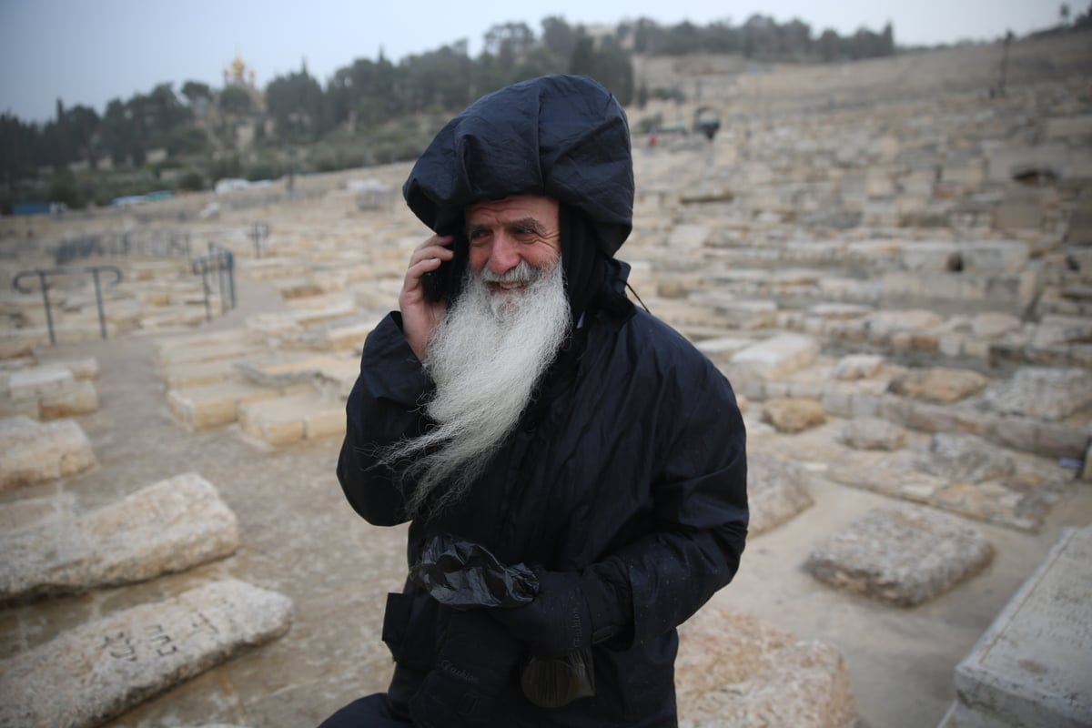 הכירו: המתפללים הקבועים בציון ה'אור החיים'. צפו