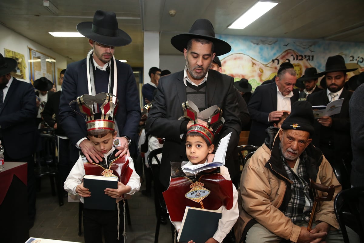 אלעד: ילדי 'דרך התורה' חגגו מסיבת חומש