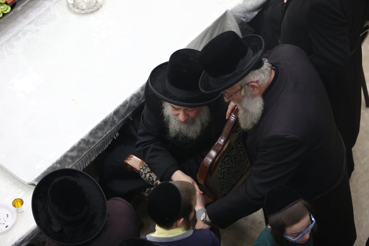 'טיש הפירות' בחסידות זוועהיל בי-ם • גלריה