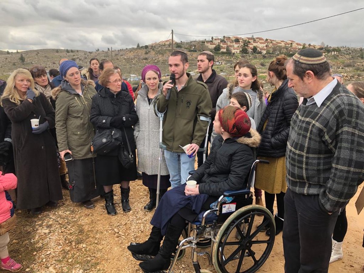 עמיחי ושירה נטעו עץ לזכר בנם הפעוט הי"ד