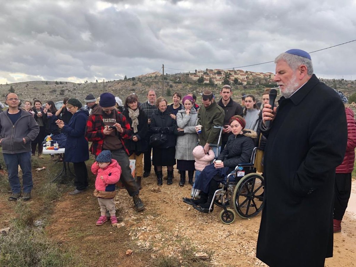 עמיחי ושירה נטעו עץ לזכר בנם הפעוט הי"ד