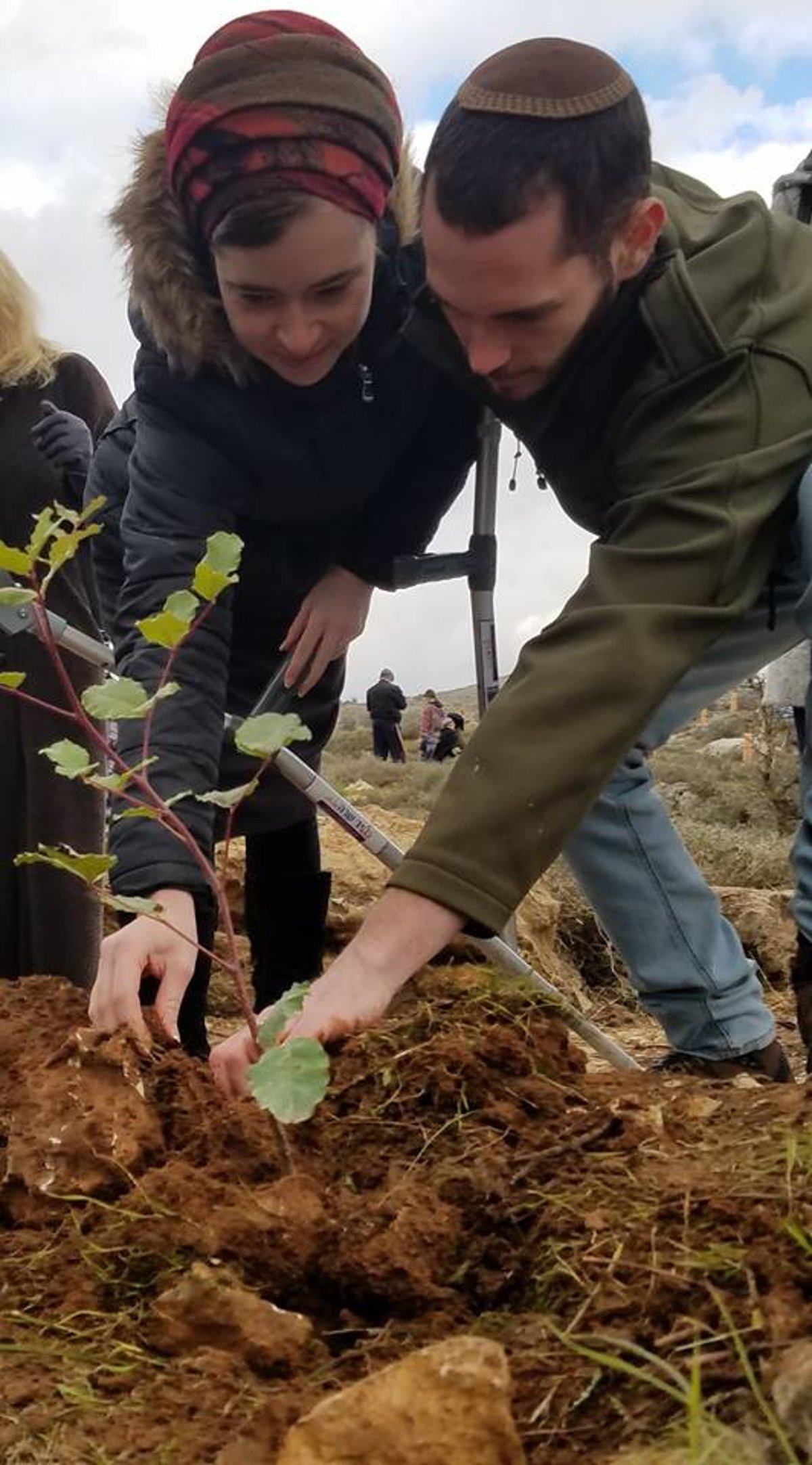 עמיחי ושירה נטעו עץ לזכר בנם הפעוט הי"ד