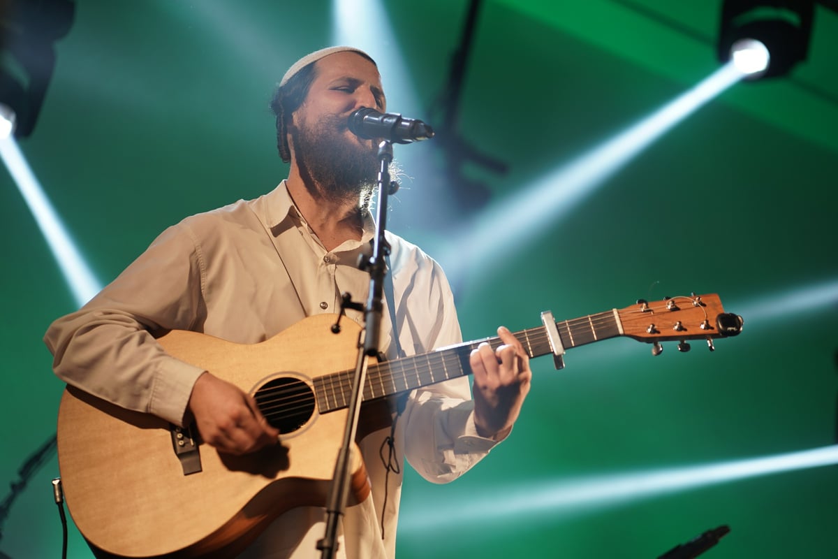 צפו: יונתן רזאל בטוויסט מדליק לט"ו בשבט