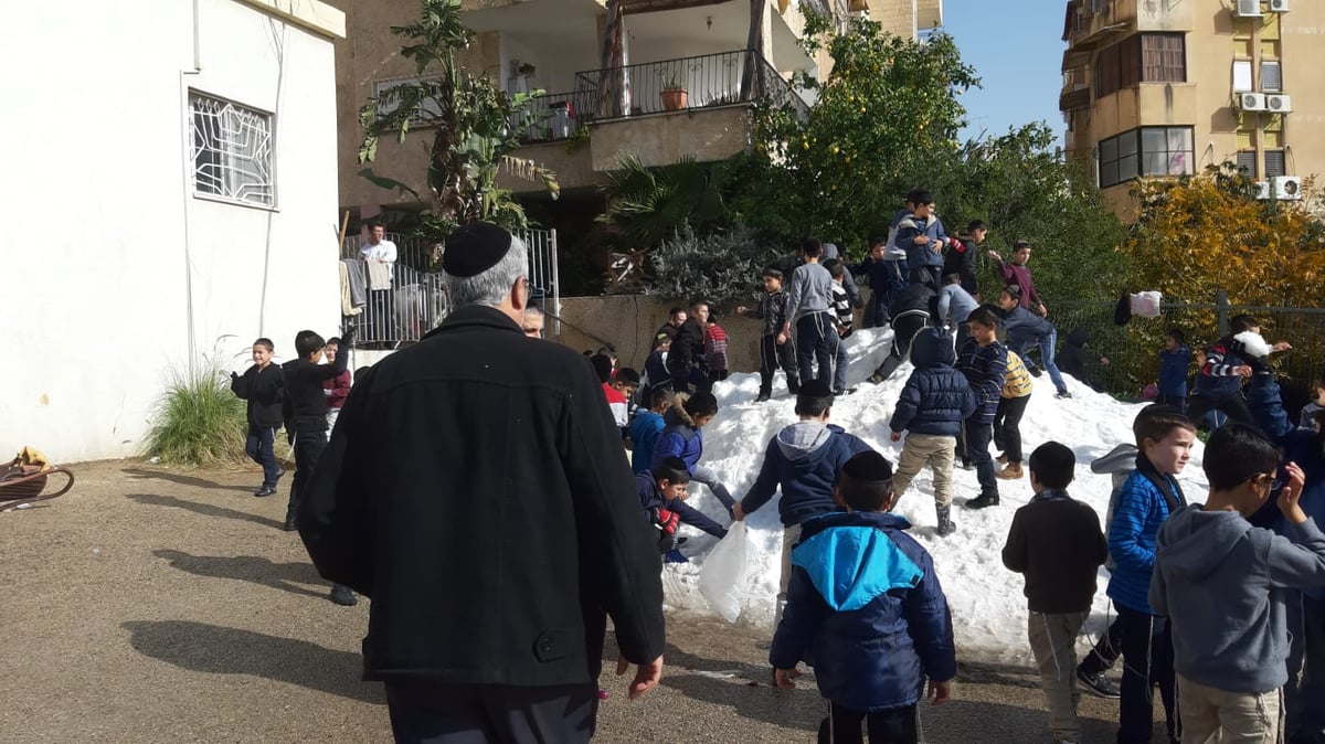 הילדים החרדים שיחקו בשלג ובנו בובה ל... רון קובי • צפו