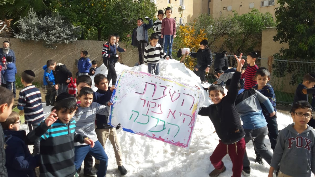 הילדים החרדים שיחקו בשלג ובנו בובה ל... רון קובי • צפו