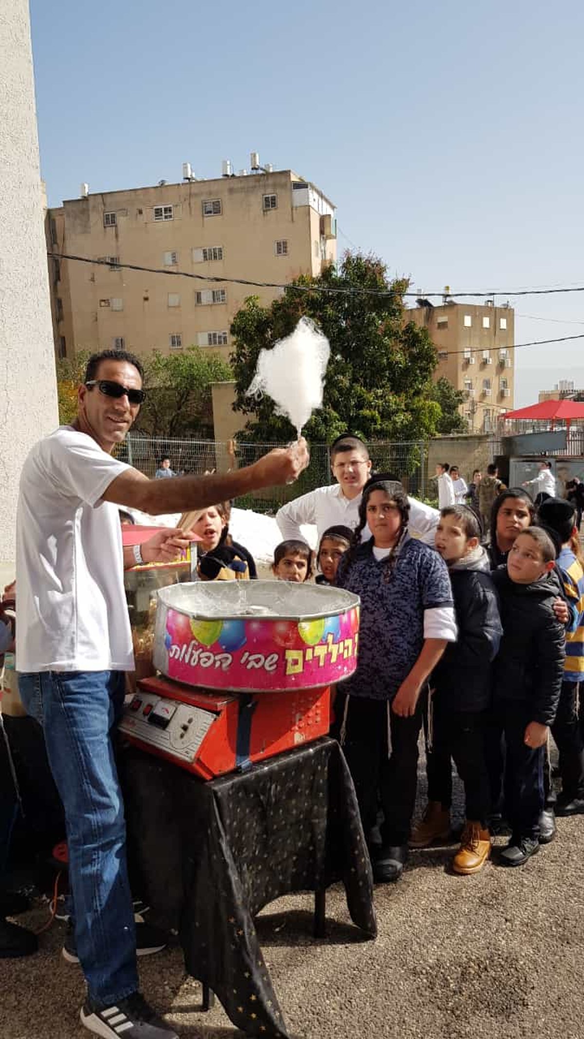 הילדים החרדים שיחקו בשלג ובנו בובה ל... רון קובי • צפו