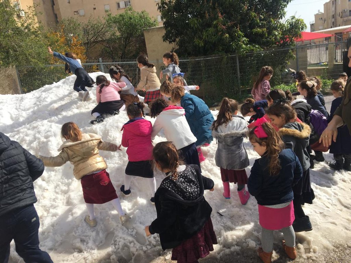 הילדים החרדים שיחקו בשלג ובנו בובה ל... רון קובי • צפו