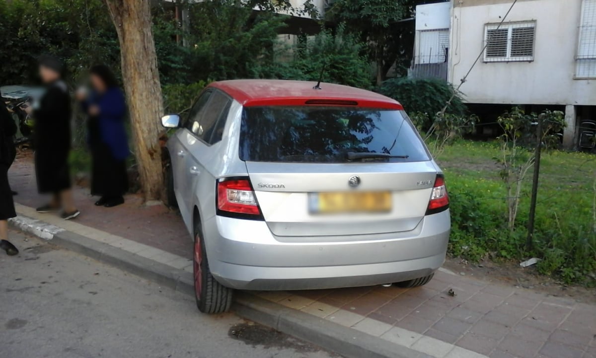 אמהות וילדיהן נפגעו מרכב שעלה על המדרכה