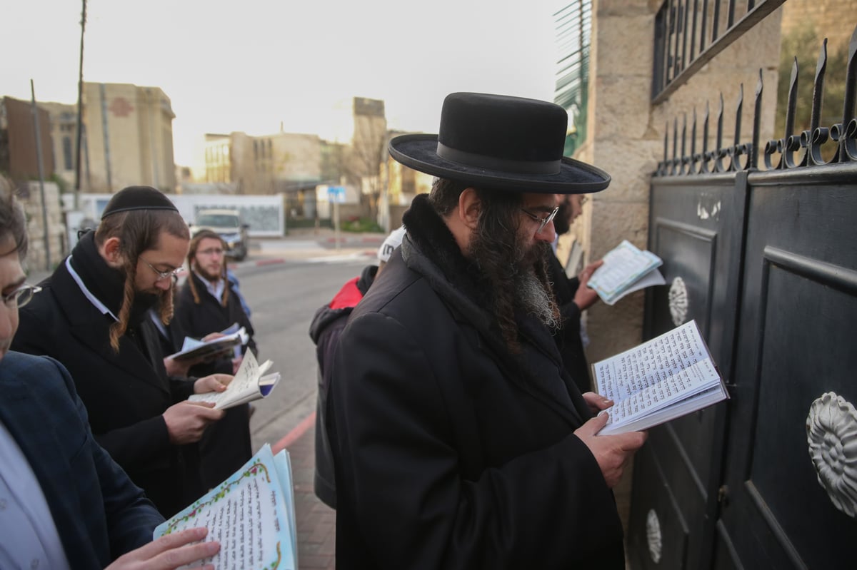 "צרפת, הרשי לנו להתפלל ב'קברי המלכים'"