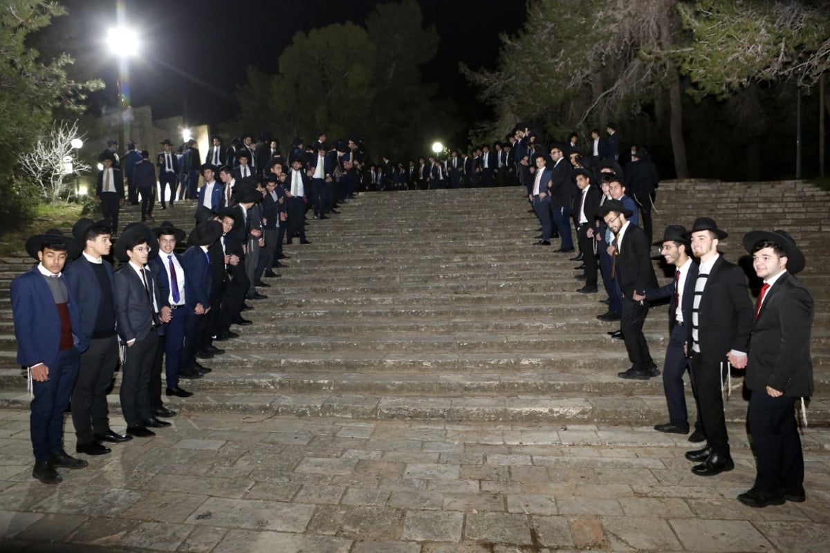 בישיבת 'באר יצחק' חגגו חנוכת הבית • צפו