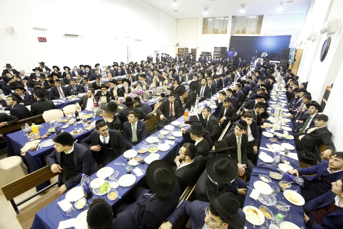 בישיבת 'באר יצחק' חגגו חנוכת הבית • צפו