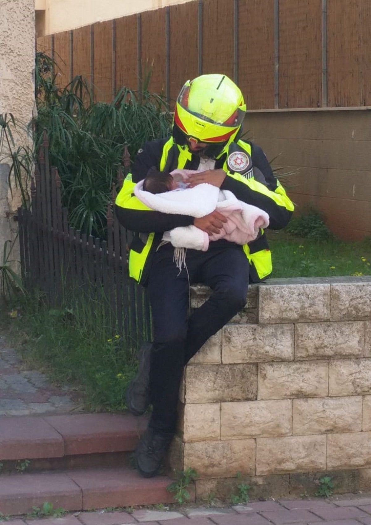 צפו: המתנדב שומר על התינוק שחולץ מהאש