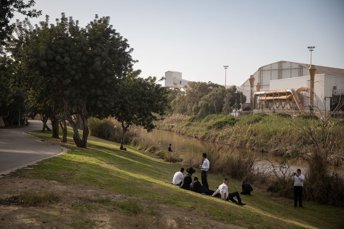 חרדים מבלים ב'בין הזמנים' בפארק באשדוד. אילוסטרציה