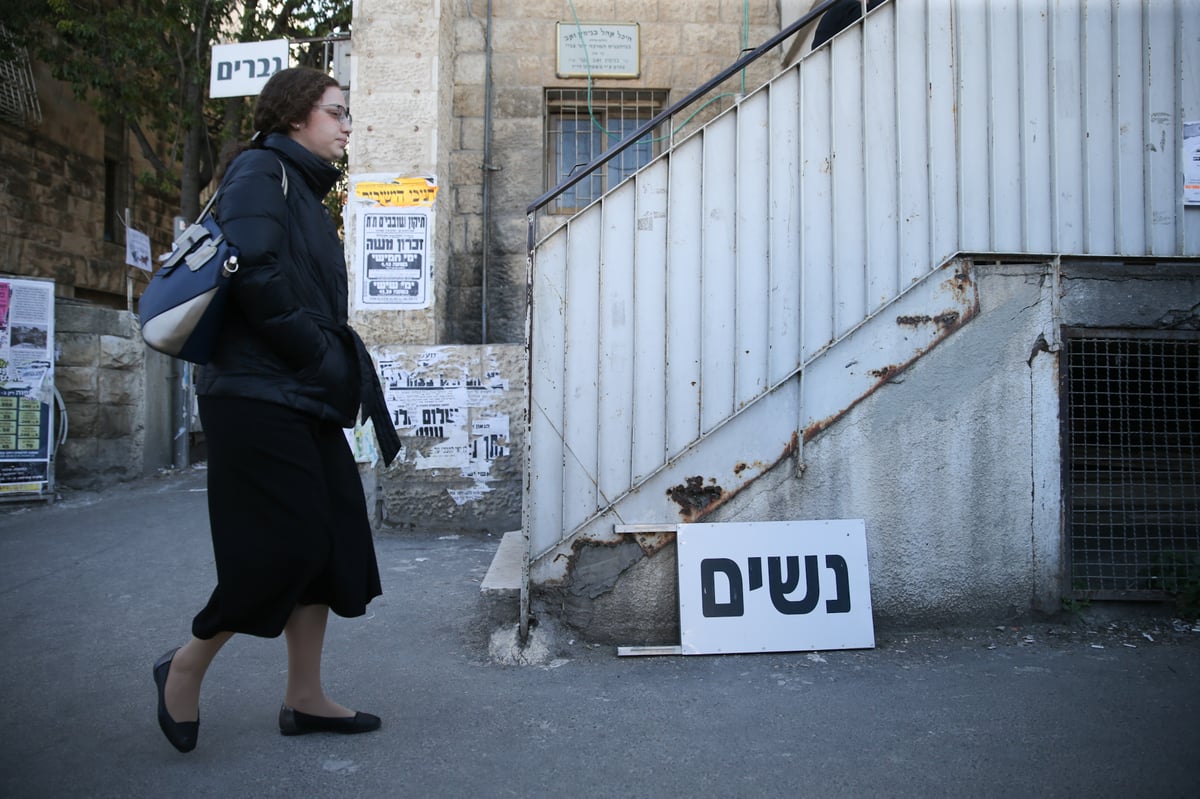 פקחים ניסו להוריד "שלטי צניעות" בירושלים - ונכשלו