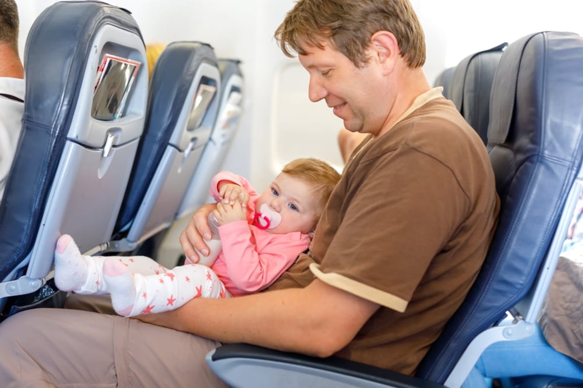איך לטוס עם תינוק ולנחות בשלום