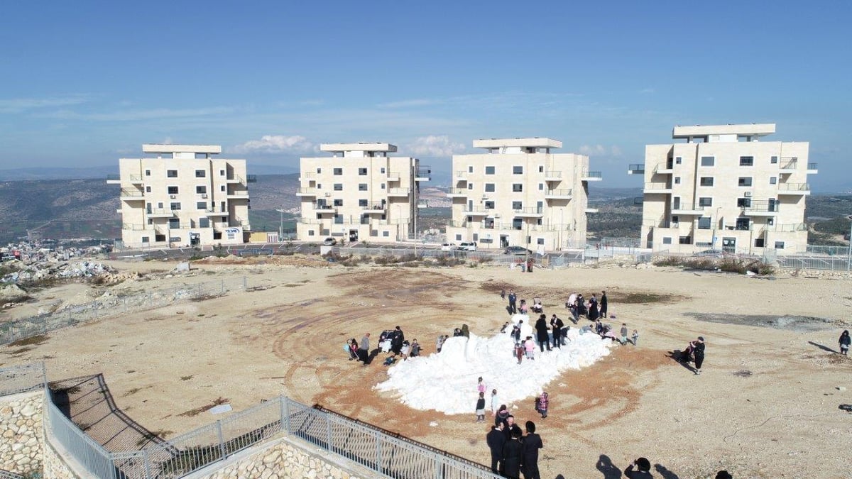 ילדי 'קריית בעלזא' נהנו מבוקר מושלג. צפו