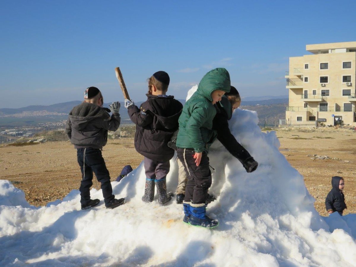 ילדי 'קריית בעלזא' נהנו מבוקר מושלג. צפו