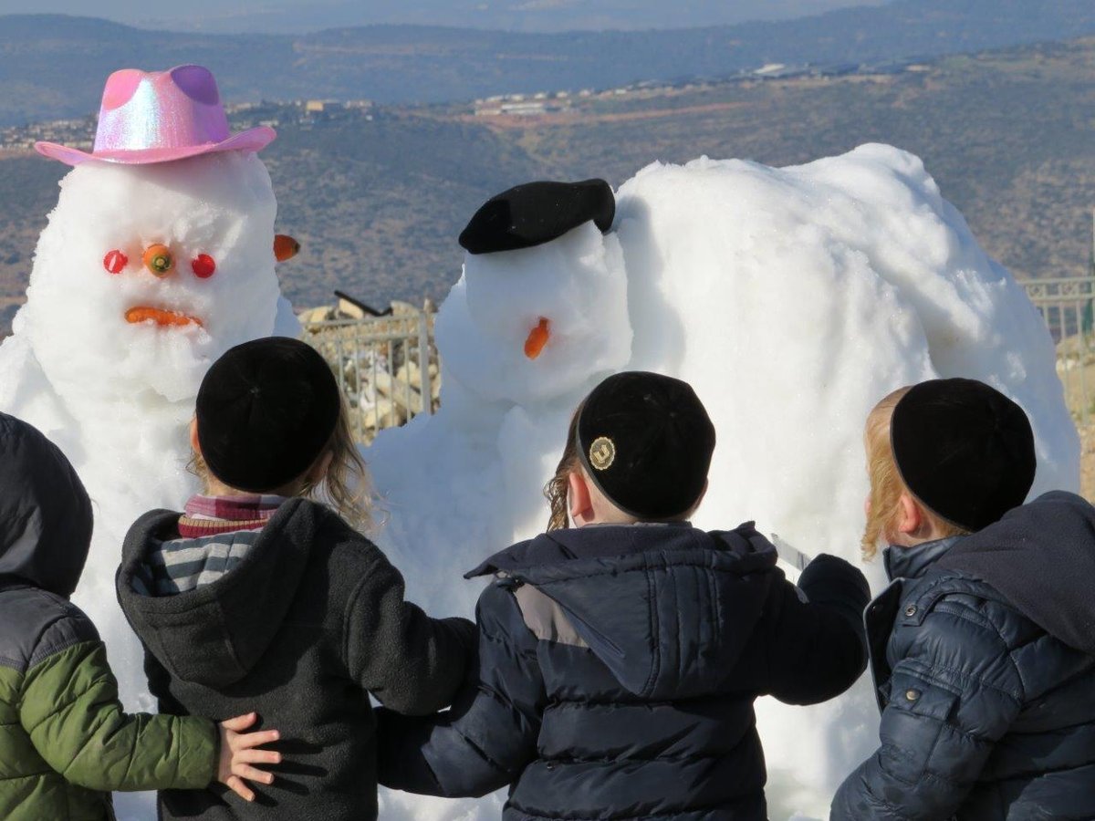 ילדי 'קריית בעלזא' נהנו מבוקר מושלג. צפו