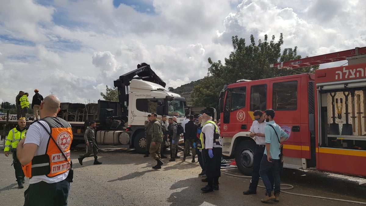 מאמצי חילוץ הלכודים מהאוטובוס שהתהפך • צפו