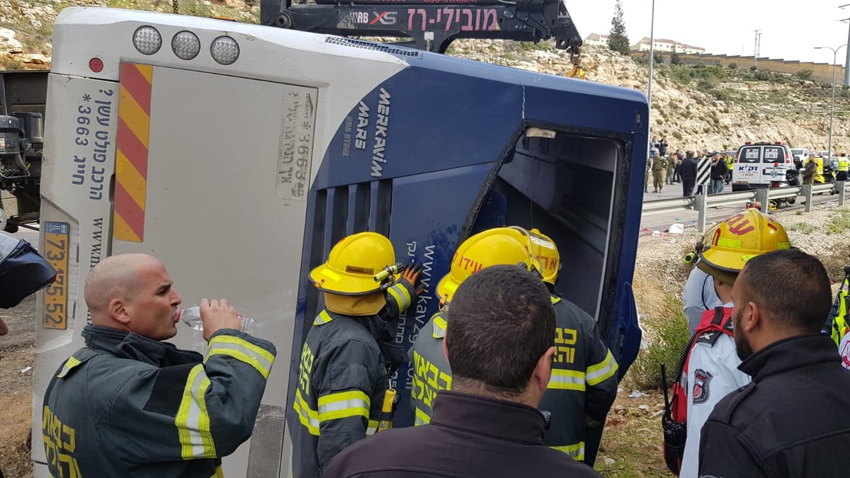 מאמצי חילוץ הלכודים מהאוטובוס שהתהפך • צפו