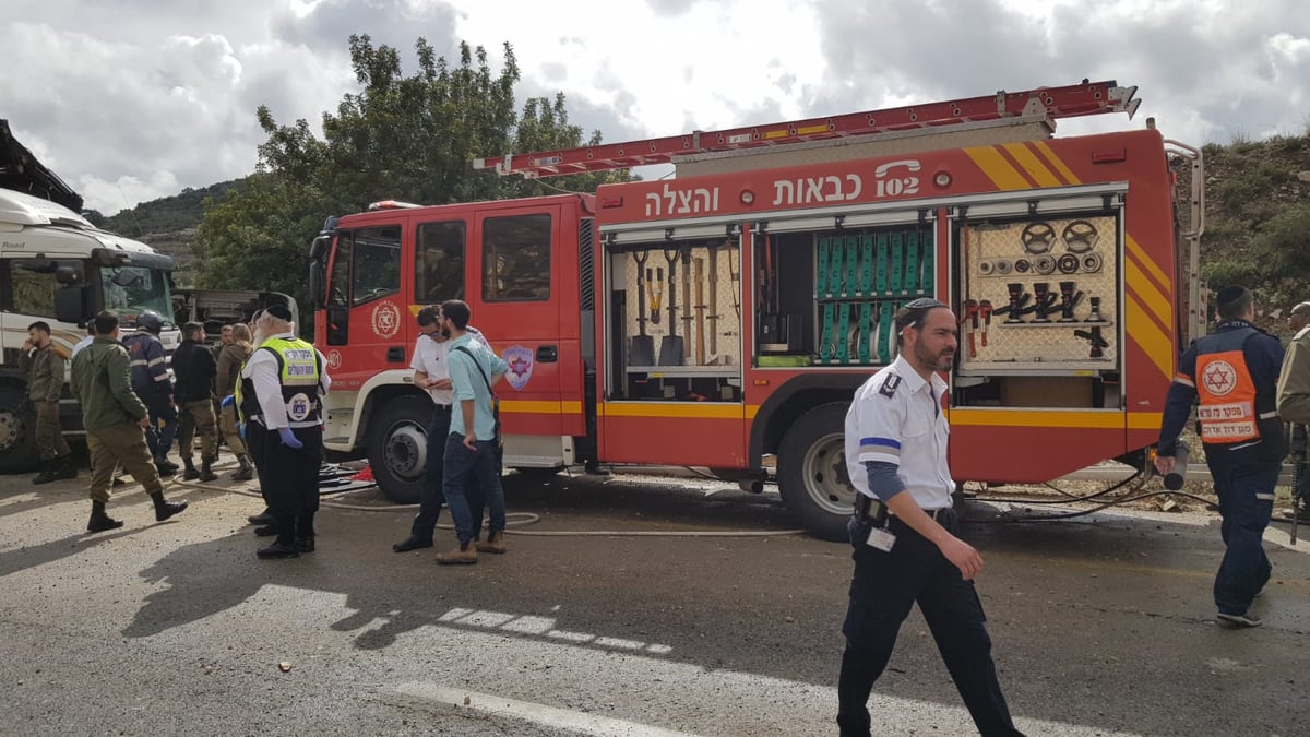 מאמצי חילוץ הלכודים מהאוטובוס שהתהפך • צפו