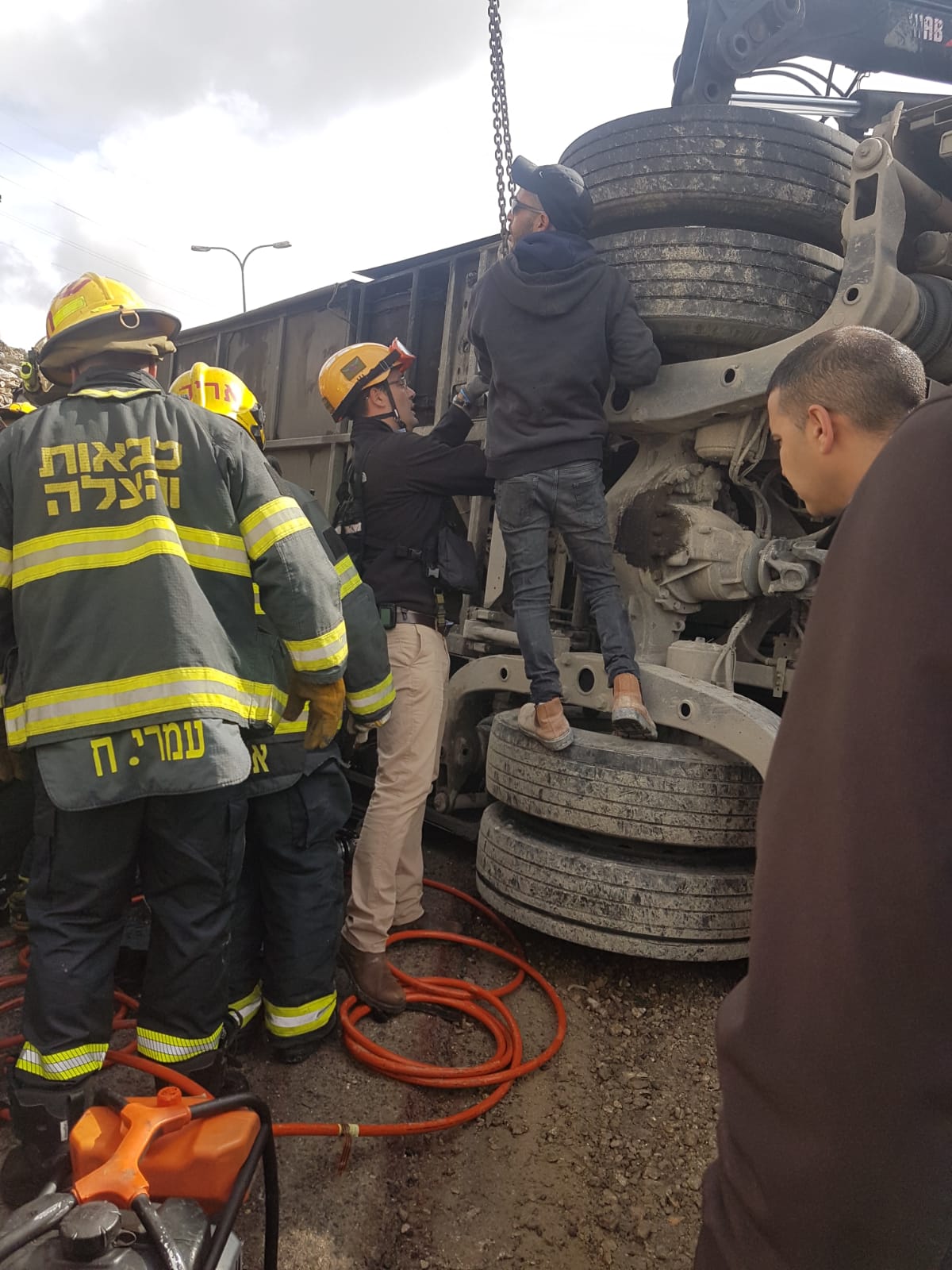 מאמצי חילוץ הלכודים מהאוטובוס שהתהפך • צפו