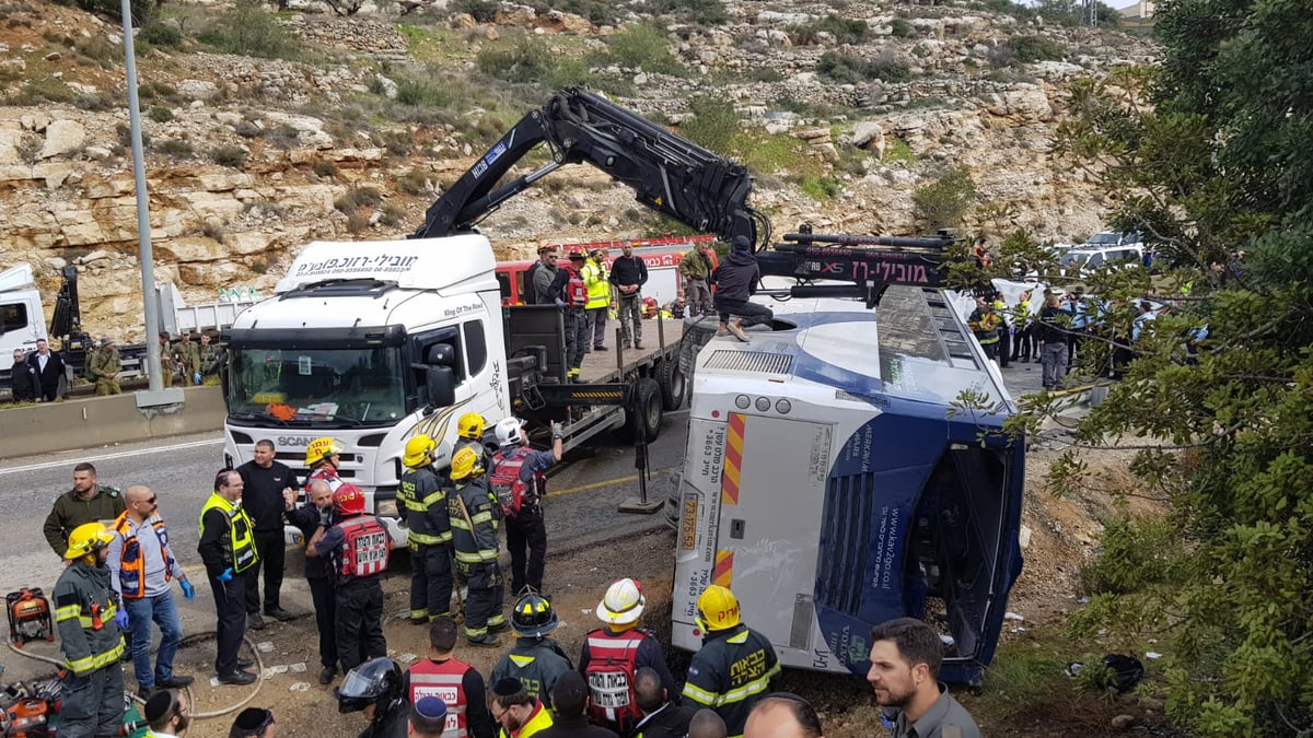 מאמצי חילוץ הלכודים מהאוטובוס שהתהפך • צפו