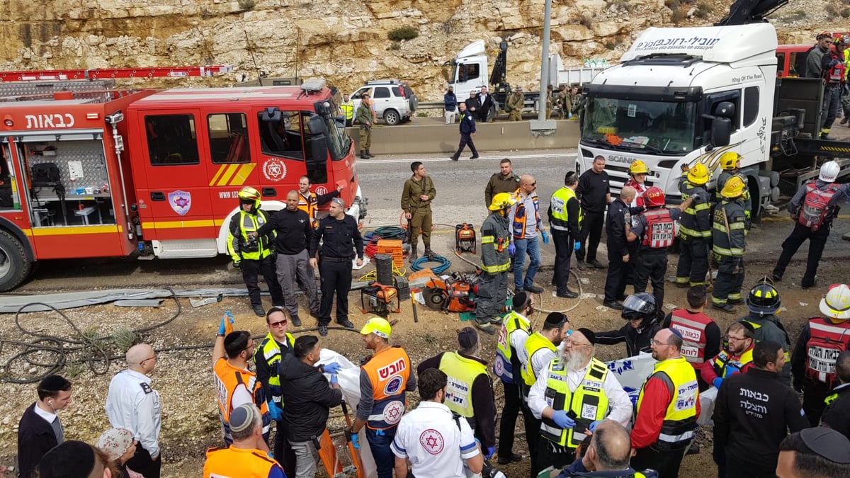 מאמצי חילוץ הלכודים מהאוטובוס שהתהפך • צפו