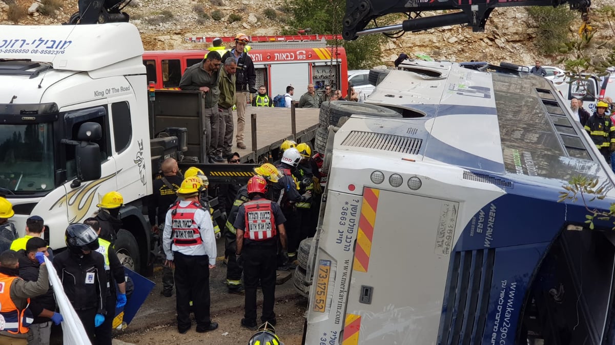 מאמצי חילוץ הלכודים מהאוטובוס שהתהפך • צפו