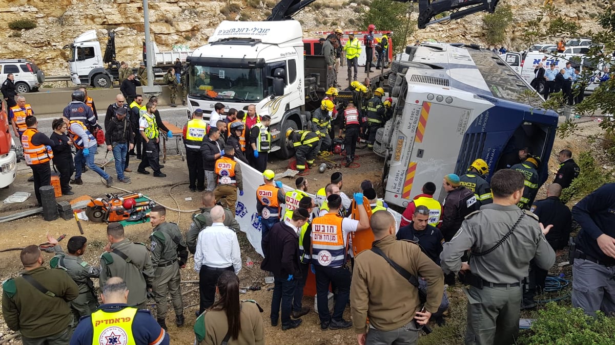 מאמצי חילוץ הלכודים מהאוטובוס שהתהפך • צפו