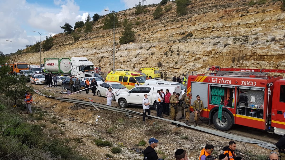 מאמצי חילוץ הלכודים מהאוטובוס שהתהפך • צפו