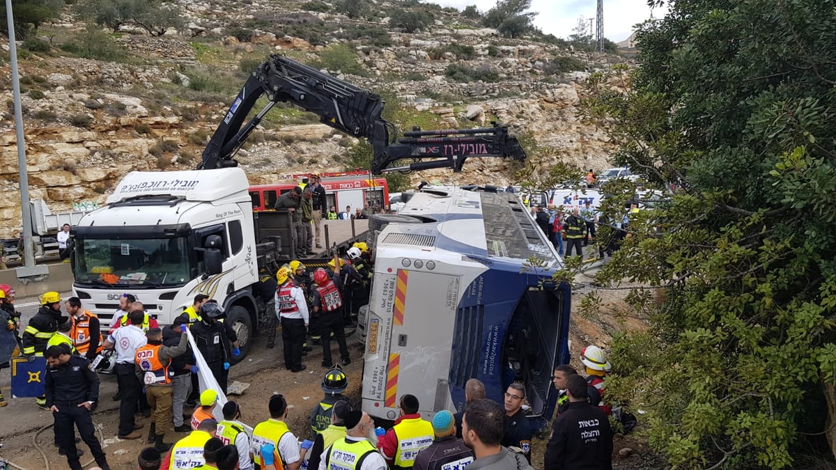 מאמצי חילוץ הלכודים מהאוטובוס שהתהפך • צפו