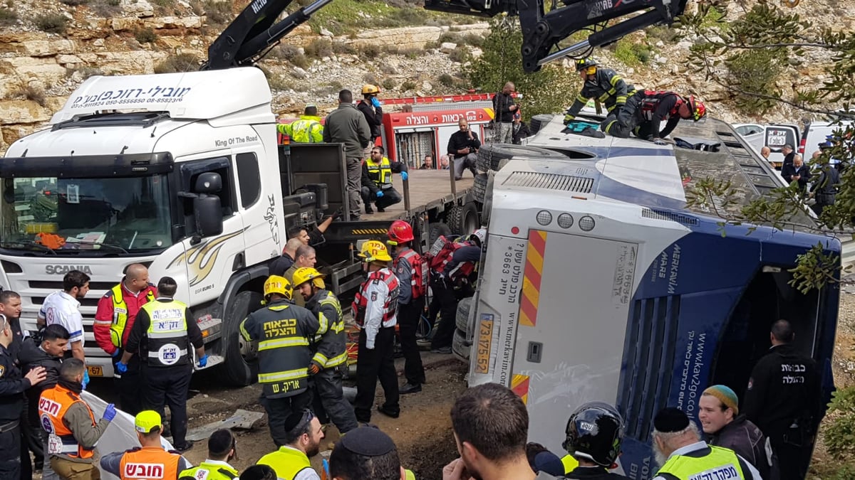 מאמצי חילוץ הלכודים מהאוטובוס שהתהפך • צפו