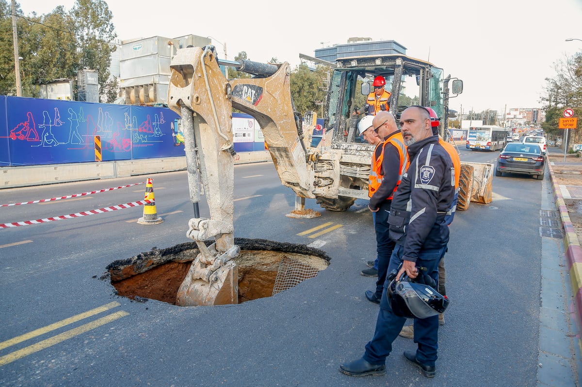 "בולען" נפער באמצע רחוב ז'בוטינסקי • צפו