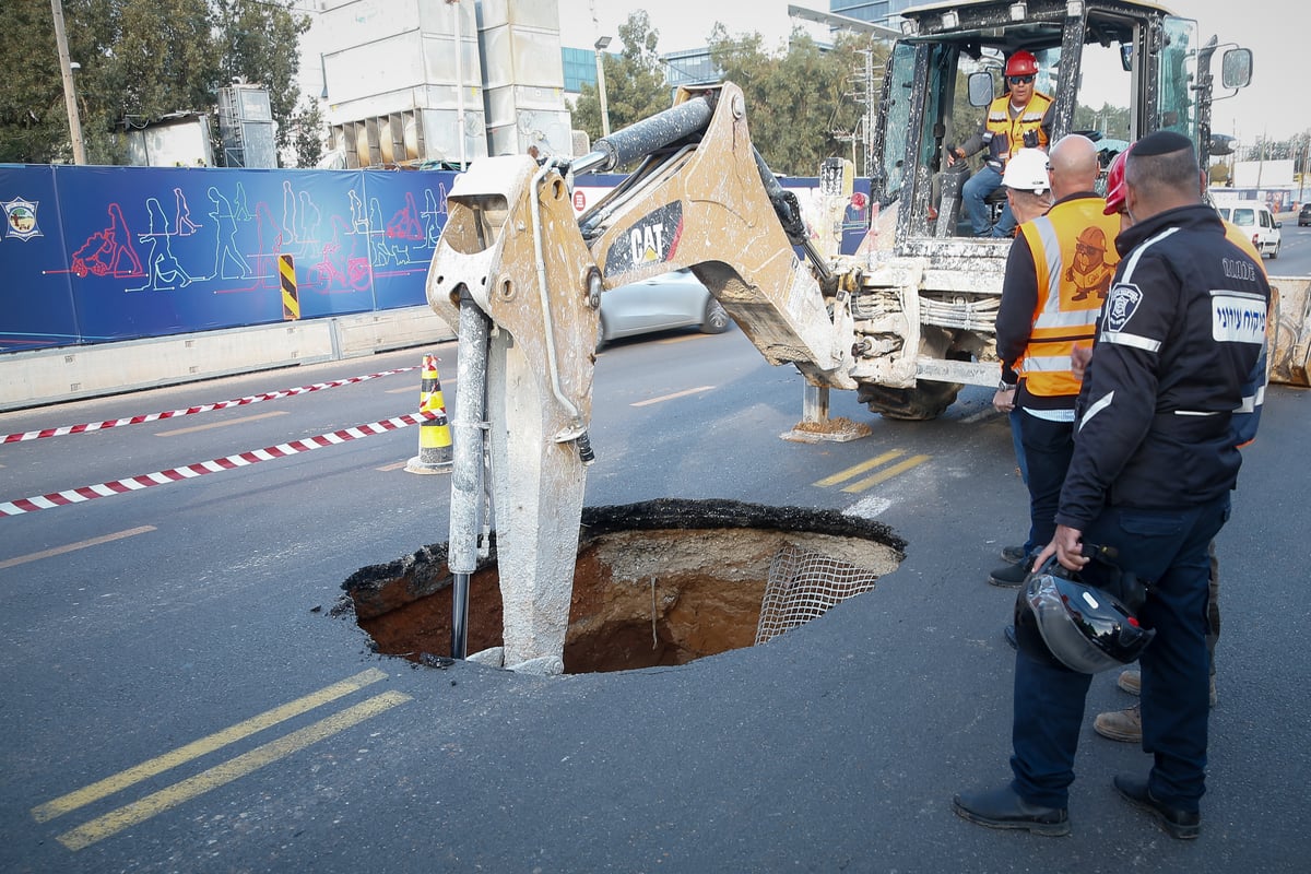 "בולען" נפער באמצע רחוב ז'בוטינסקי • צפו