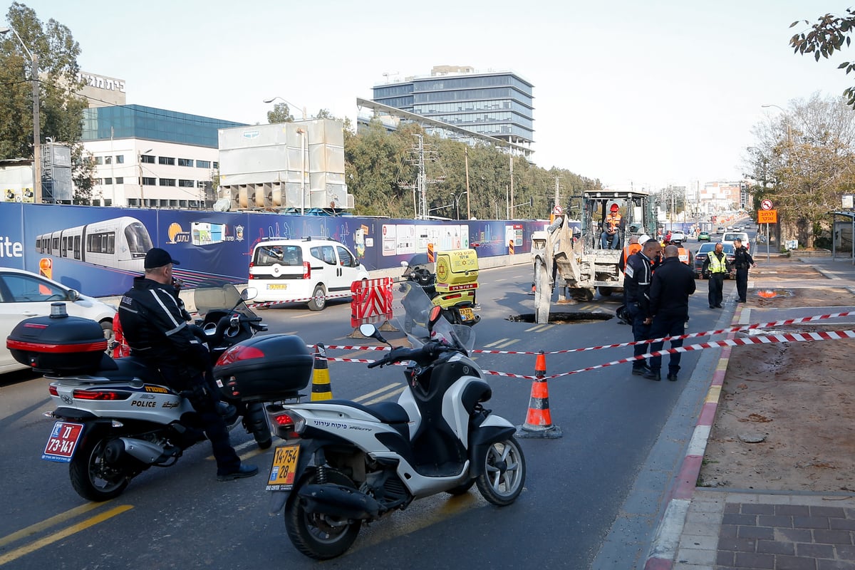 "בולען" נפער באמצע רחוב ז'בוטינסקי • צפו