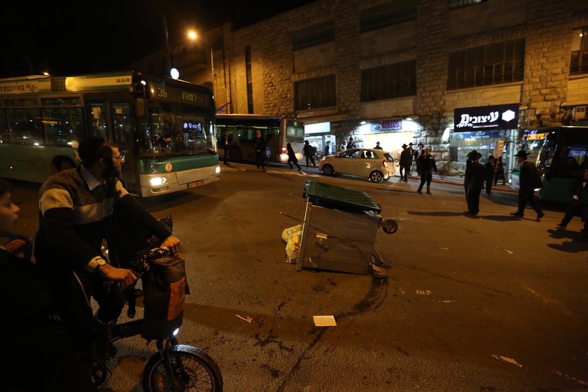 צפו: השוטר החרדי מול המפגינים הקיצונים