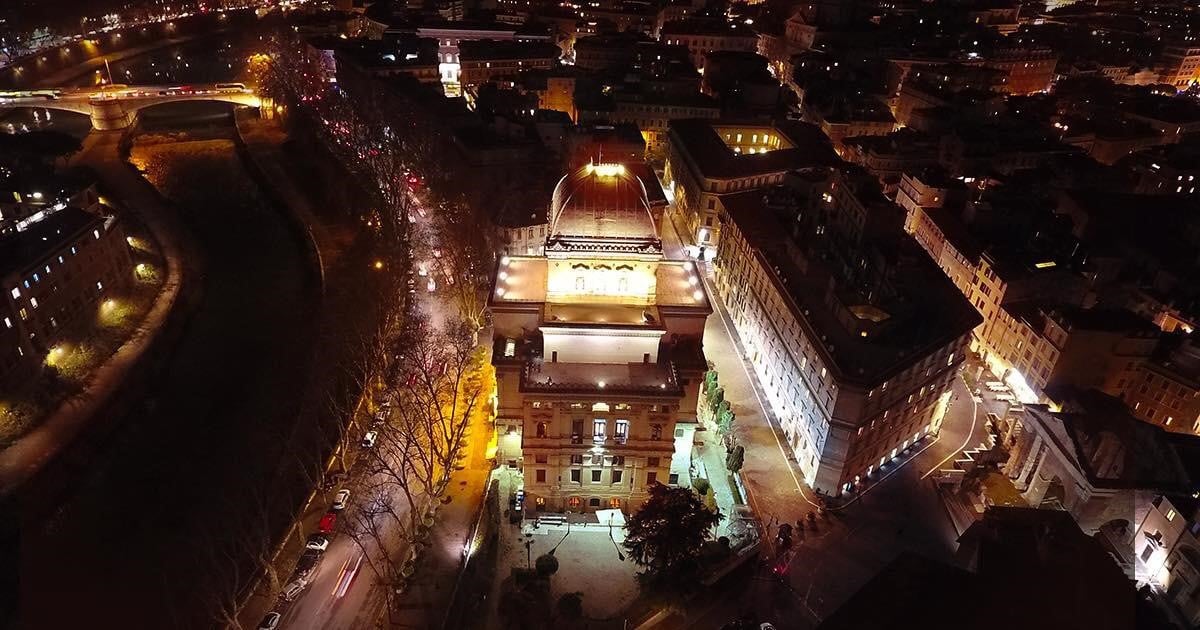 רומא: בית הכנסת הגדול הואר באור מיוחד
