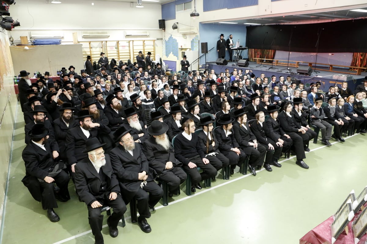 תלמידי 'ערלוי' קיבלו תעודות מהאדמו"ר • צפו